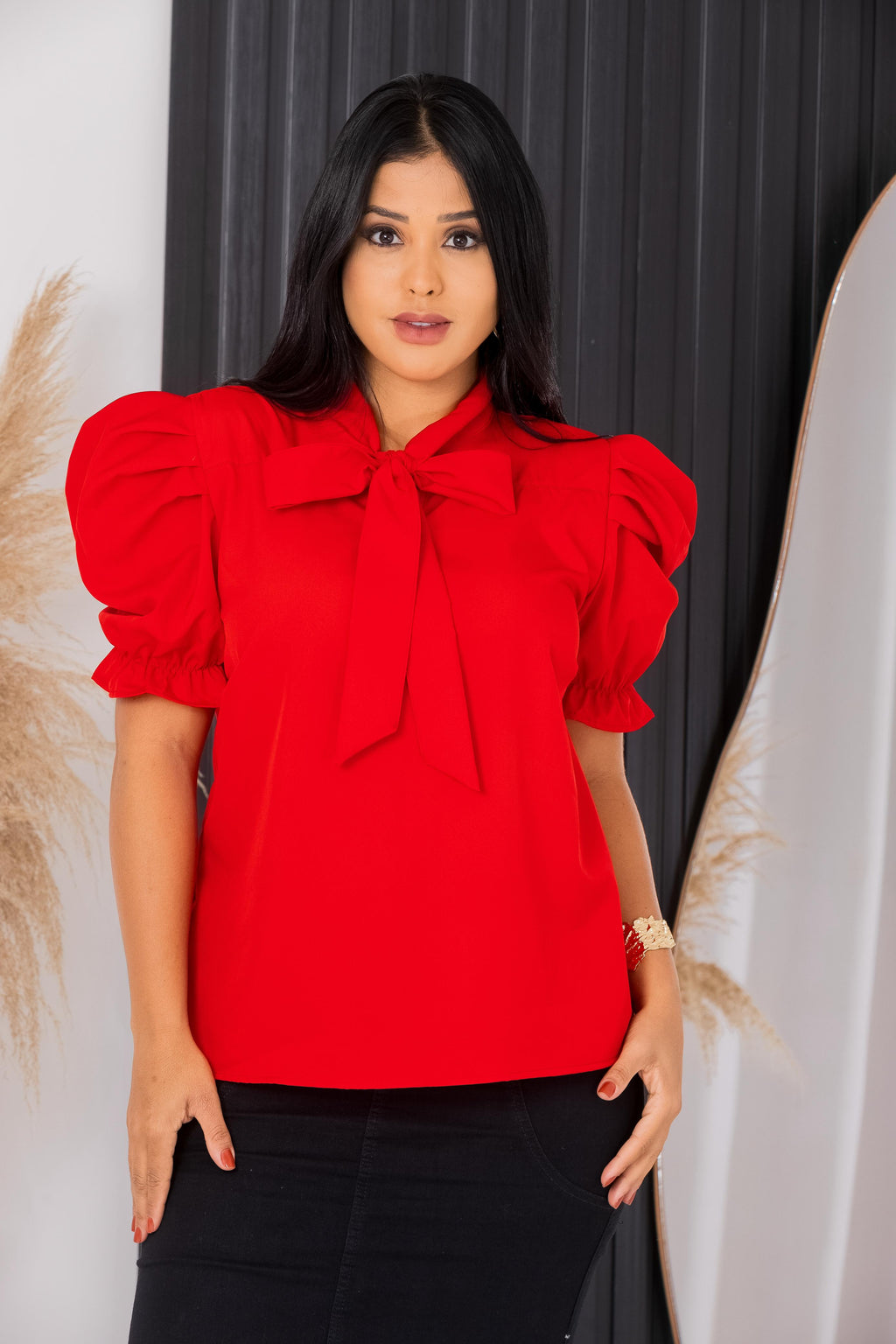 Blusa Social Emily Vermelho Manga Curta Gola com Laço Manga Bufante