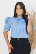 Blusa Social Emily Azul Bebê Manga Curta Gola com Laço Manga Bufante