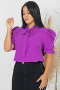Blusa Social Emily Lilás Manga Curta Gola com Laço Manga Bufante