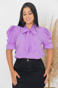 Blusa Social Emily Lilás Claro Manga Curta Gola com Laço Manga Bufante