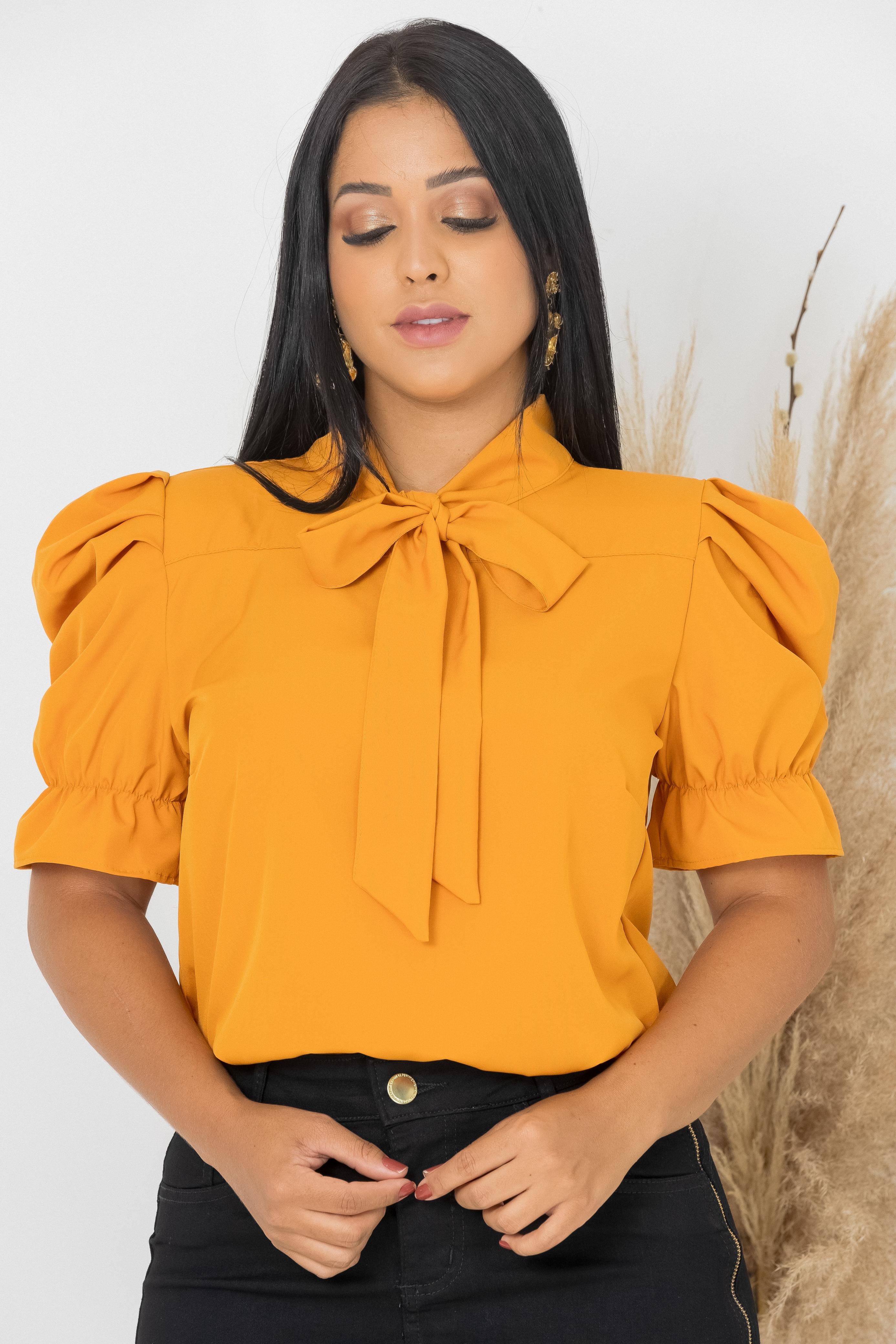 Blusa Social Emily Mostarda Manga Curta Gola com Laço Manga Bufante