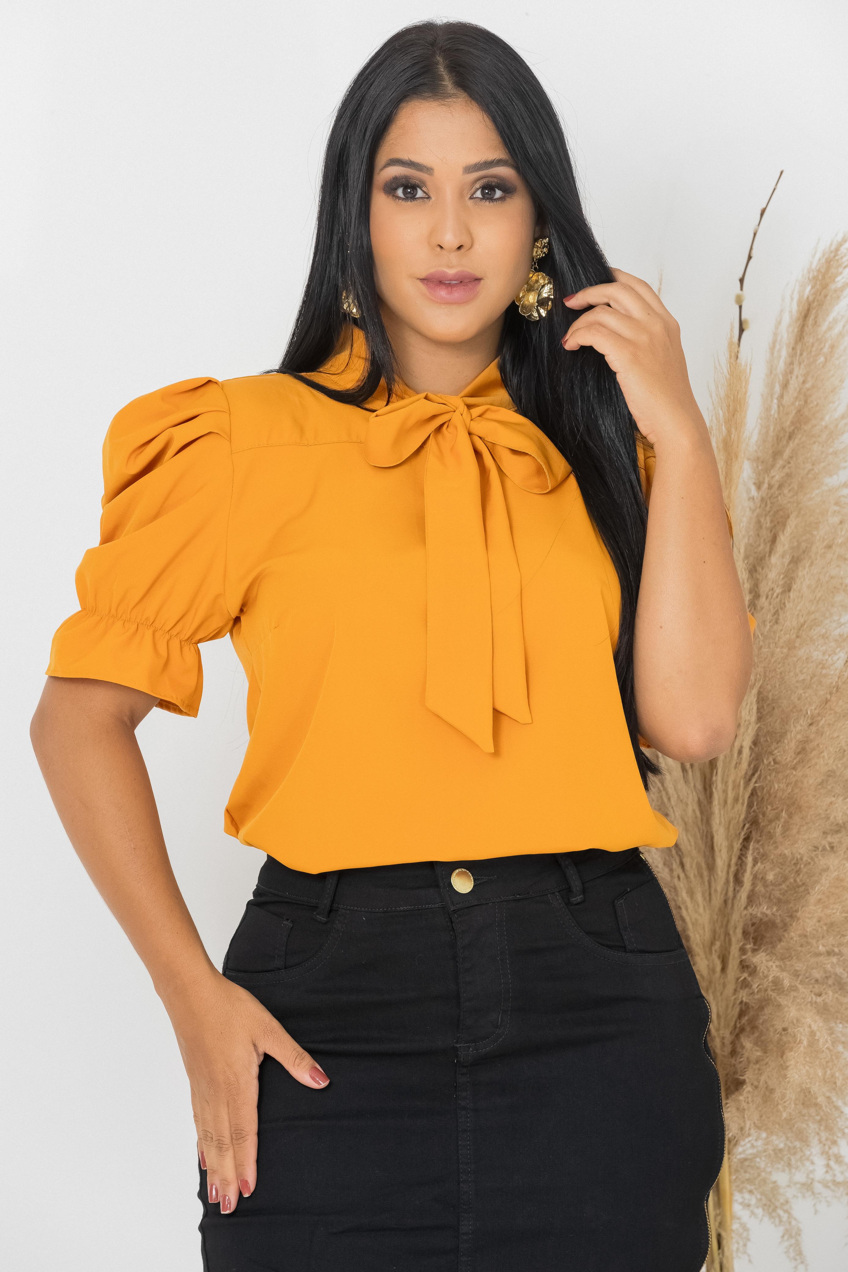 Blusa Social Emily Mostarda Manga Curta Gola com Laço Manga Bufante