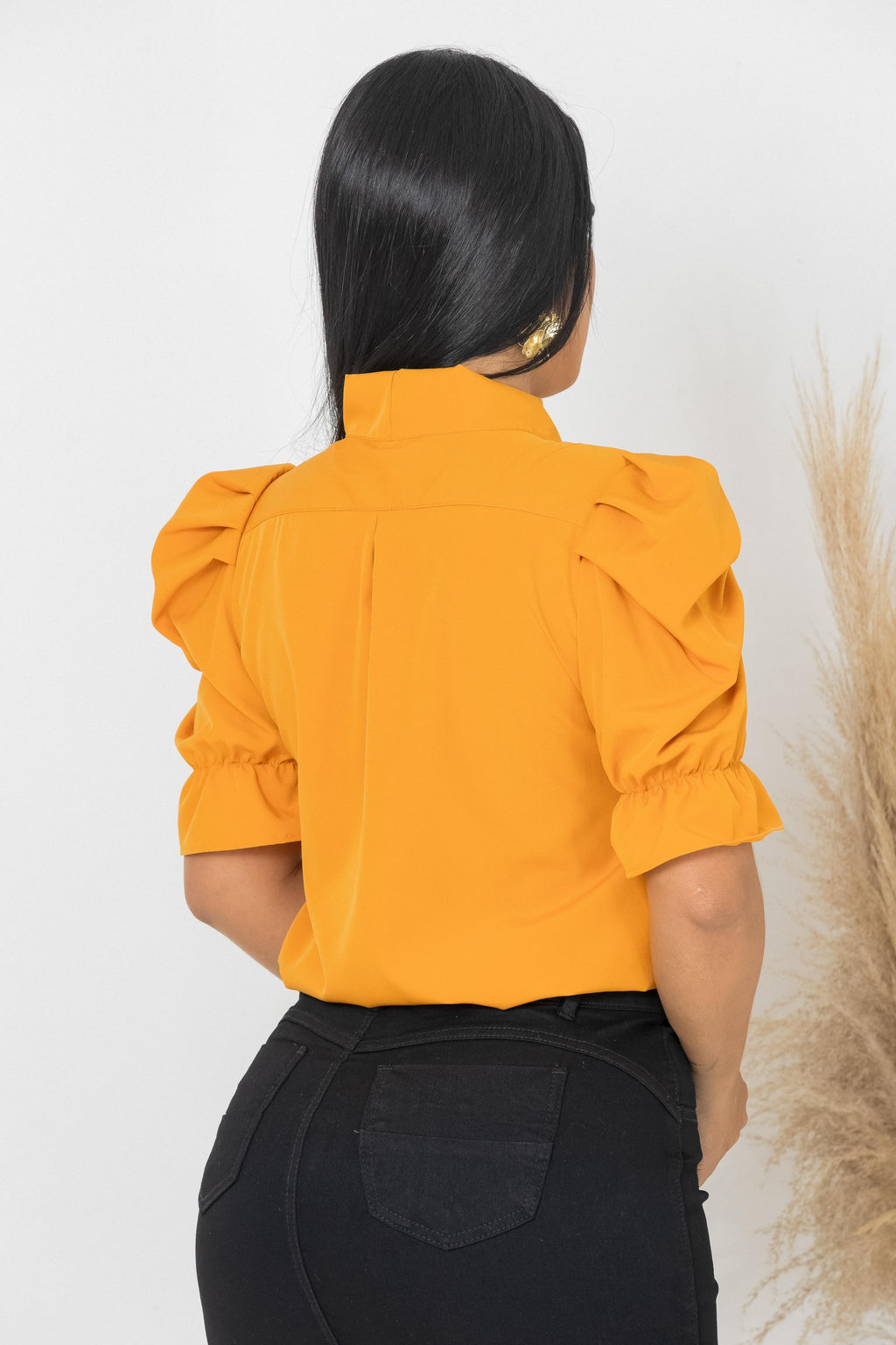 Blusa Social Emily Mostarda Manga Curta Gola com Laço Manga Bufante