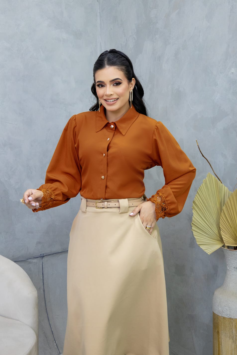 Camisa Social Lívia Terracota Com Manga De Renda Gola Tradicional e Botões