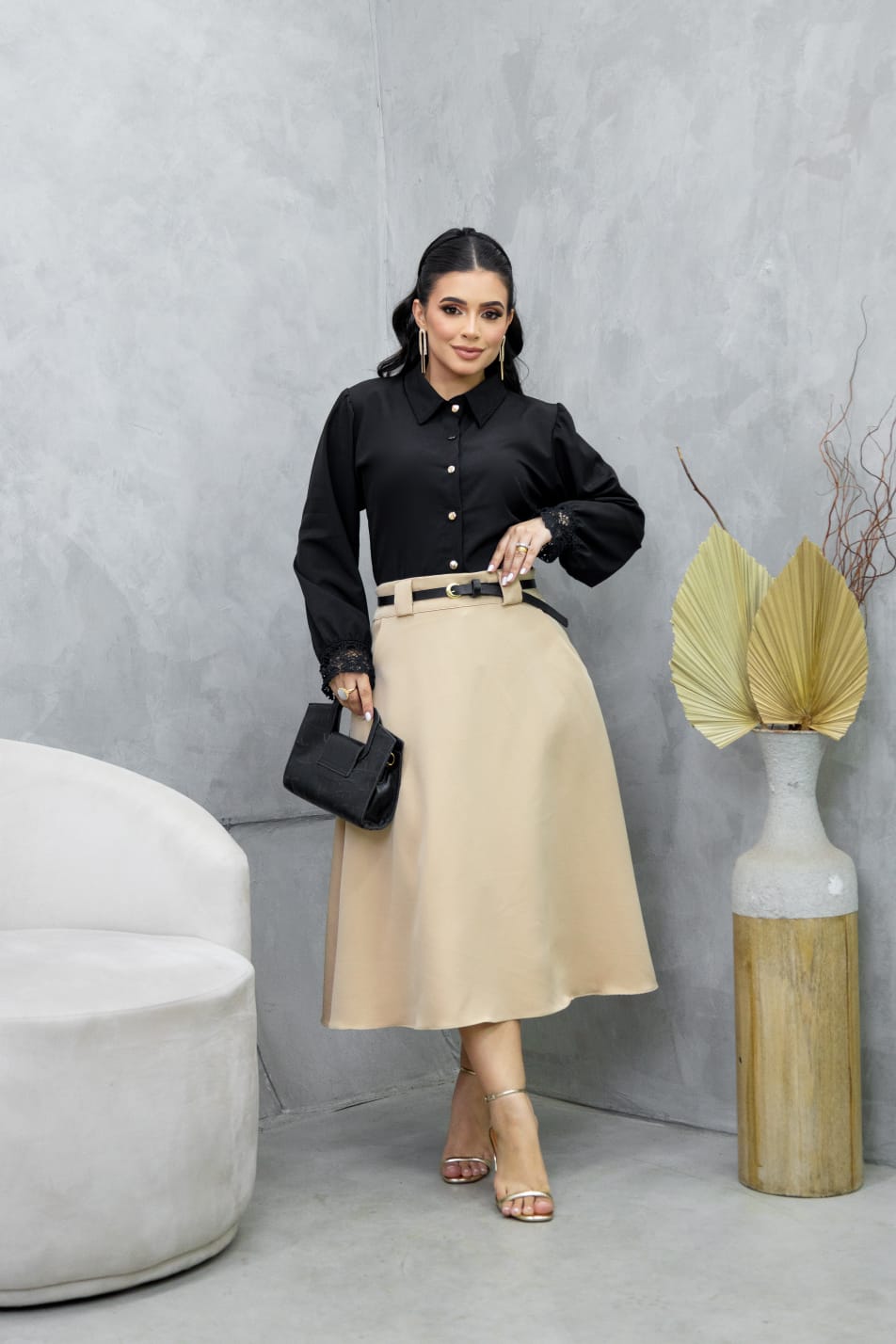 Camisa Social Lívia Preto Com Manga De Renda Gola Tradicional e Botões